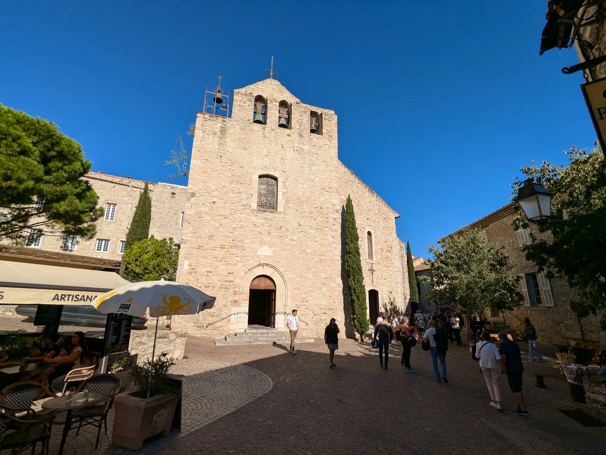 Steinfassade und Glockenwand der Kirche Saint-Sauveur in Le Castellet