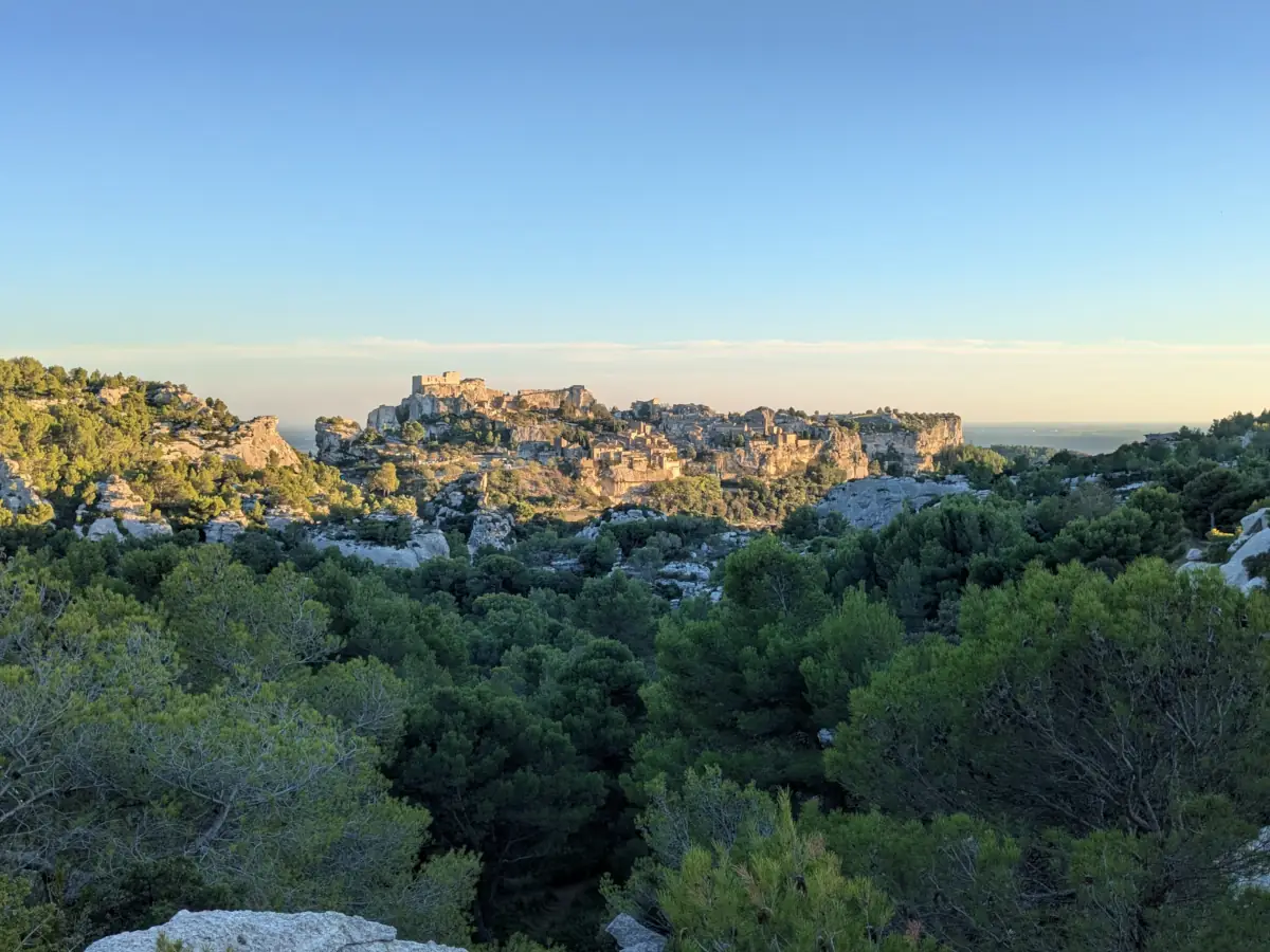 Das Dorf Les Baux-de-Provence und die Burgruinen auf ihrem Kalksteinsporn über den Wäldern