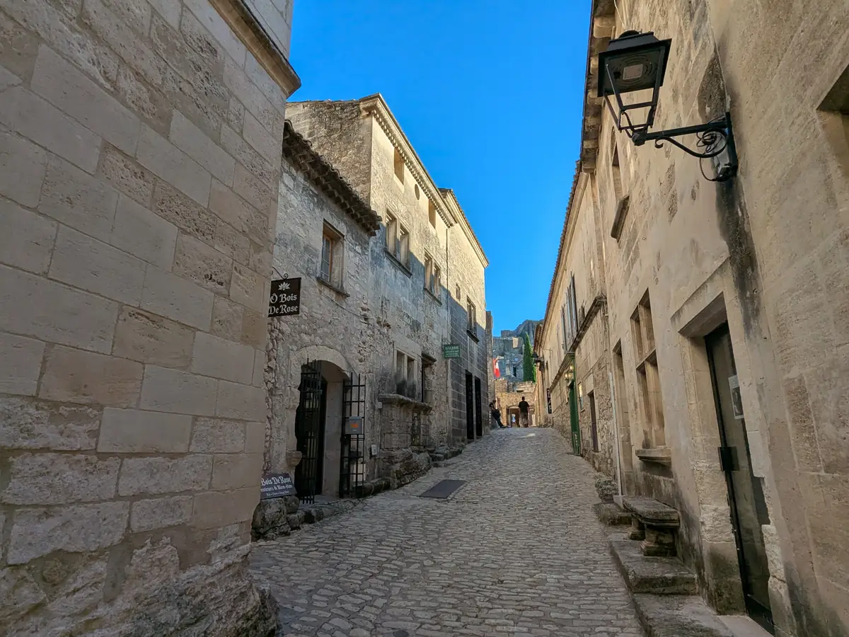 Eine gepflasterte Gasse mit Steinhäusern im Dorf Les Baux-de-Provence