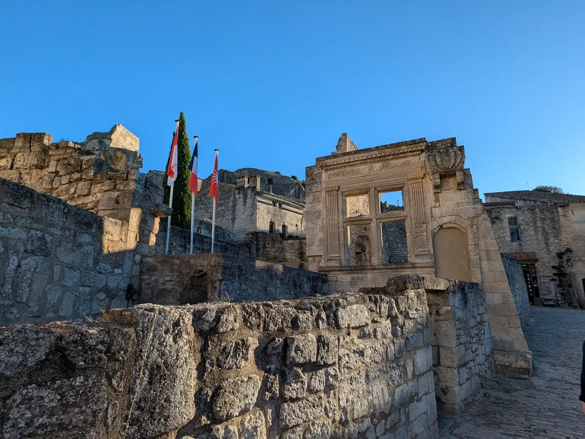 Das erhaltene Renaissancefenster des Wohnhauses Brisson-Peyre über einer Steinmauer