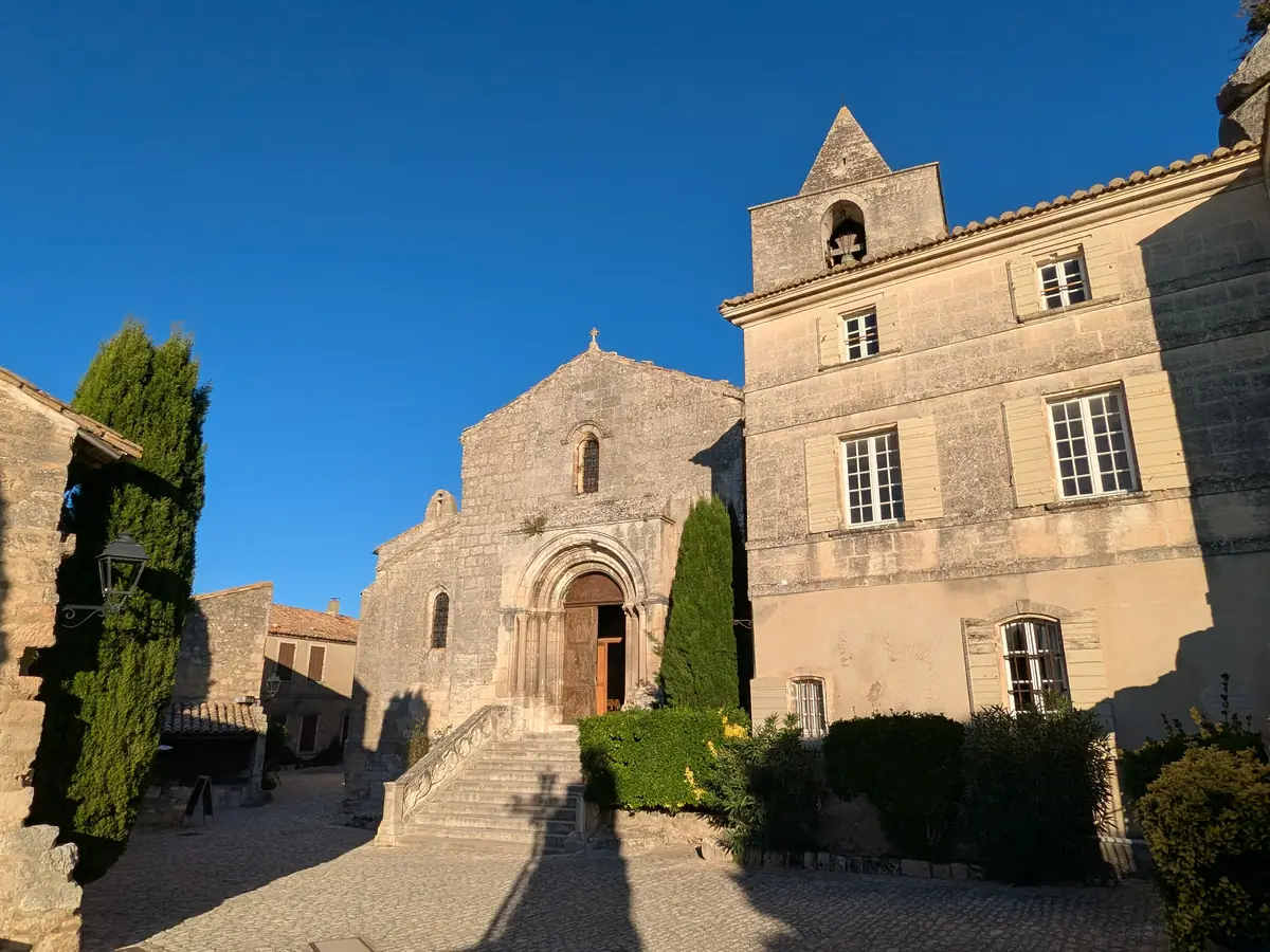 Die Kirchenfassade und der Vorplatz an der Place Saint-Vincent in Les Baux-de-Provence