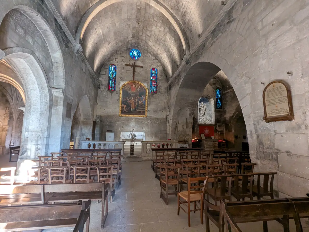 Die steinernen Gewölbe und Glasfenster im Inneren der Kirche Saint-Vincent