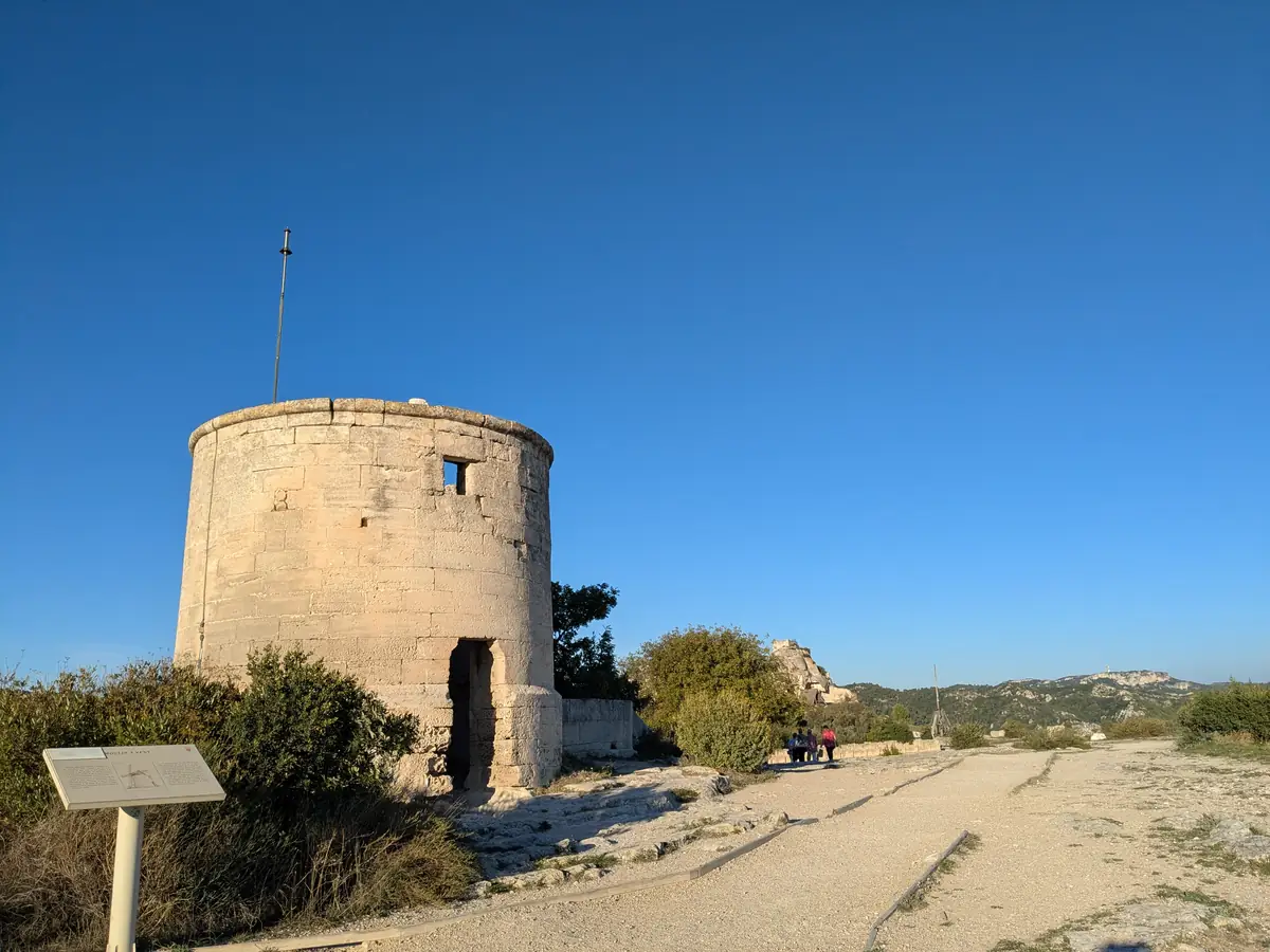 Der runde Mühlenturm auf dem felsigen Plateau von Costapéra