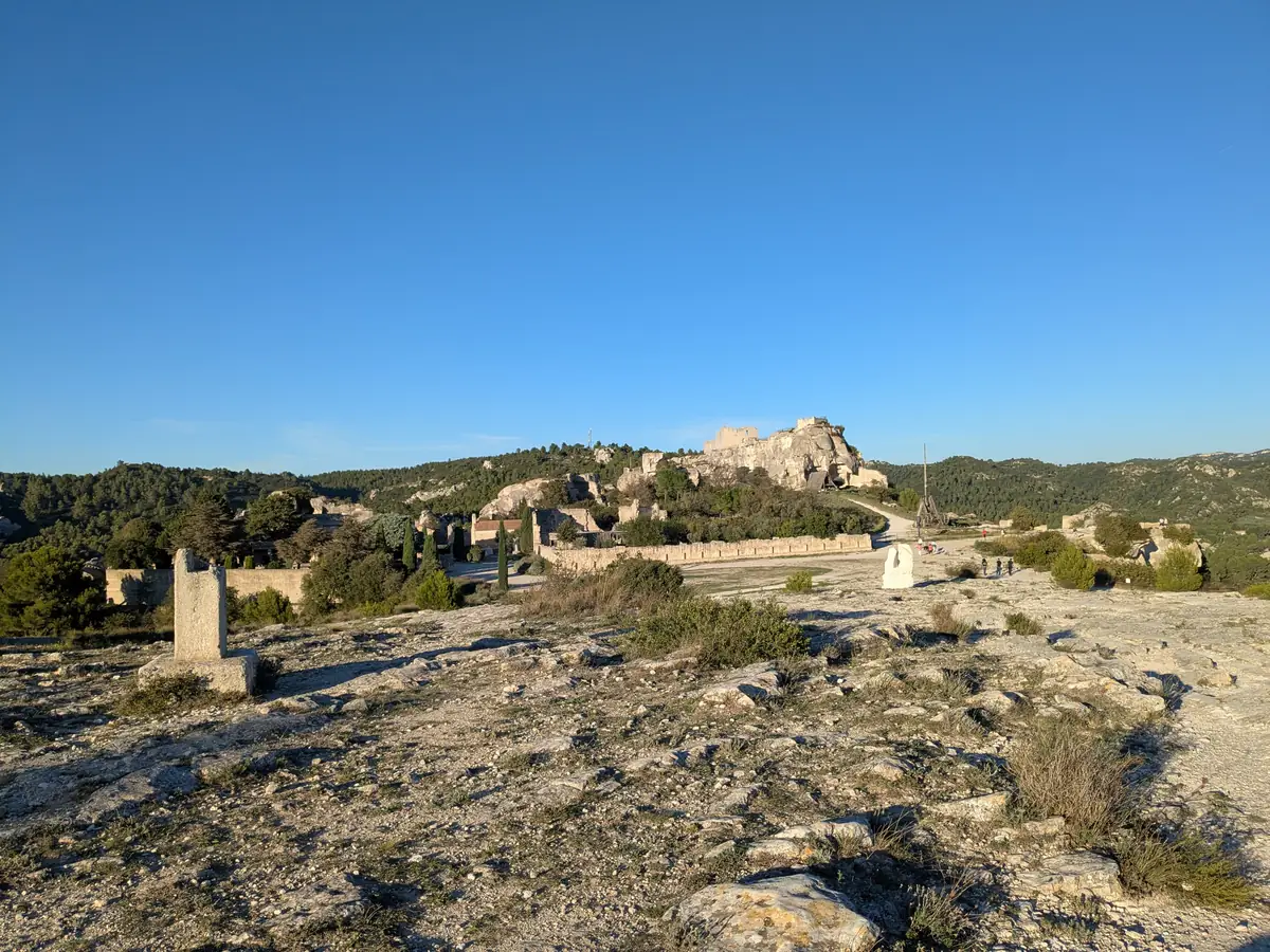 Die Reste der Burg von Les Baux, von der Felsfläche des Plateaus von Costapéra aus gesehen