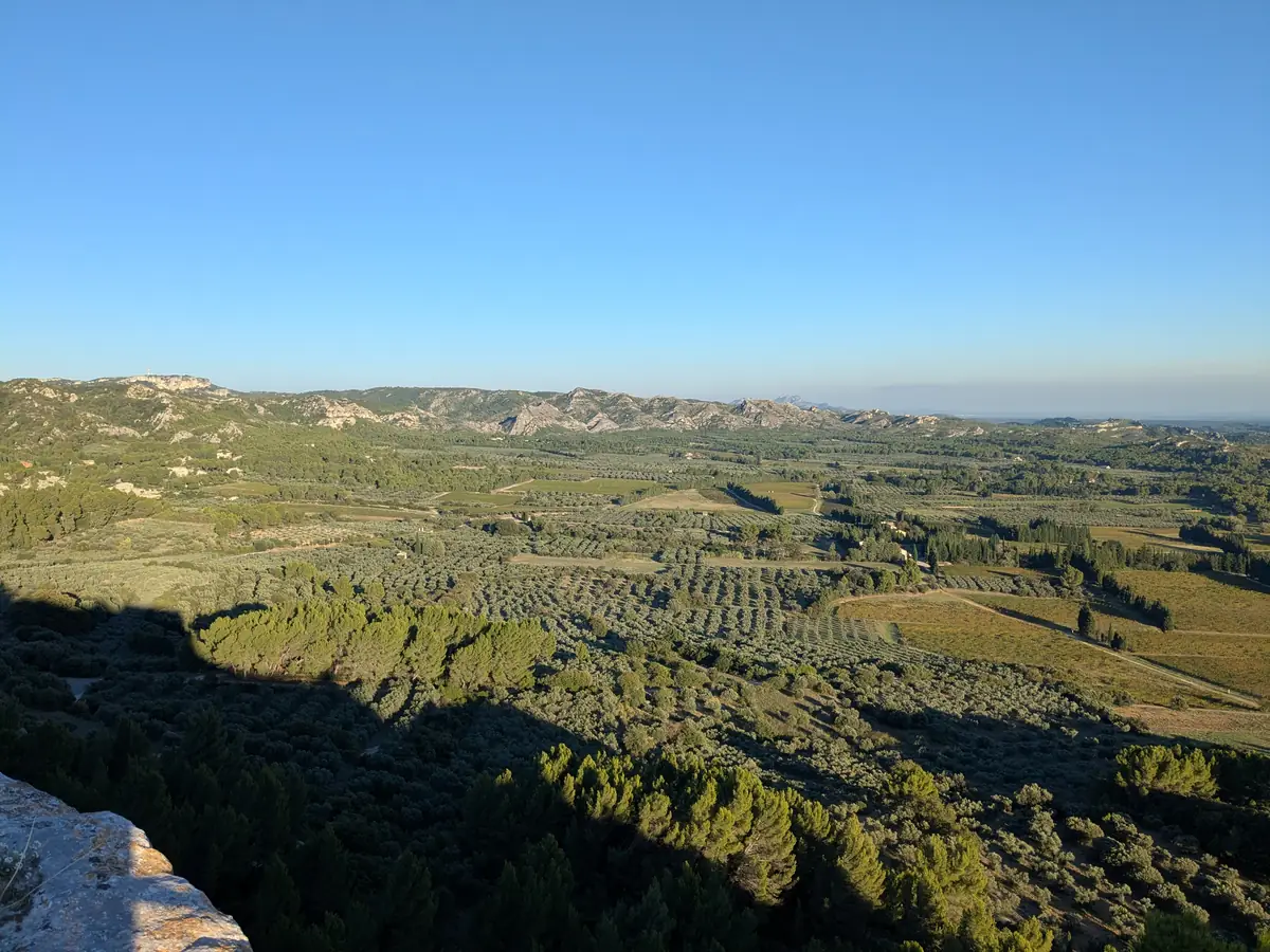Das Tal von Entreconque mit Olivenhainen und Weinbergen, von den Höhen von Les Baux aus gesehen