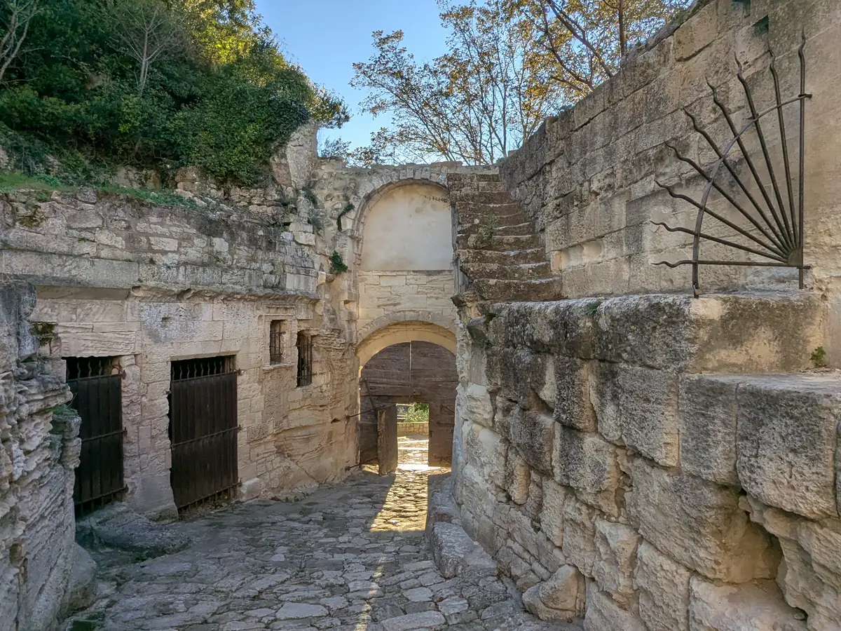 Der gewölbte Durchgang des Tors Eyguières zwischen Steinmauern