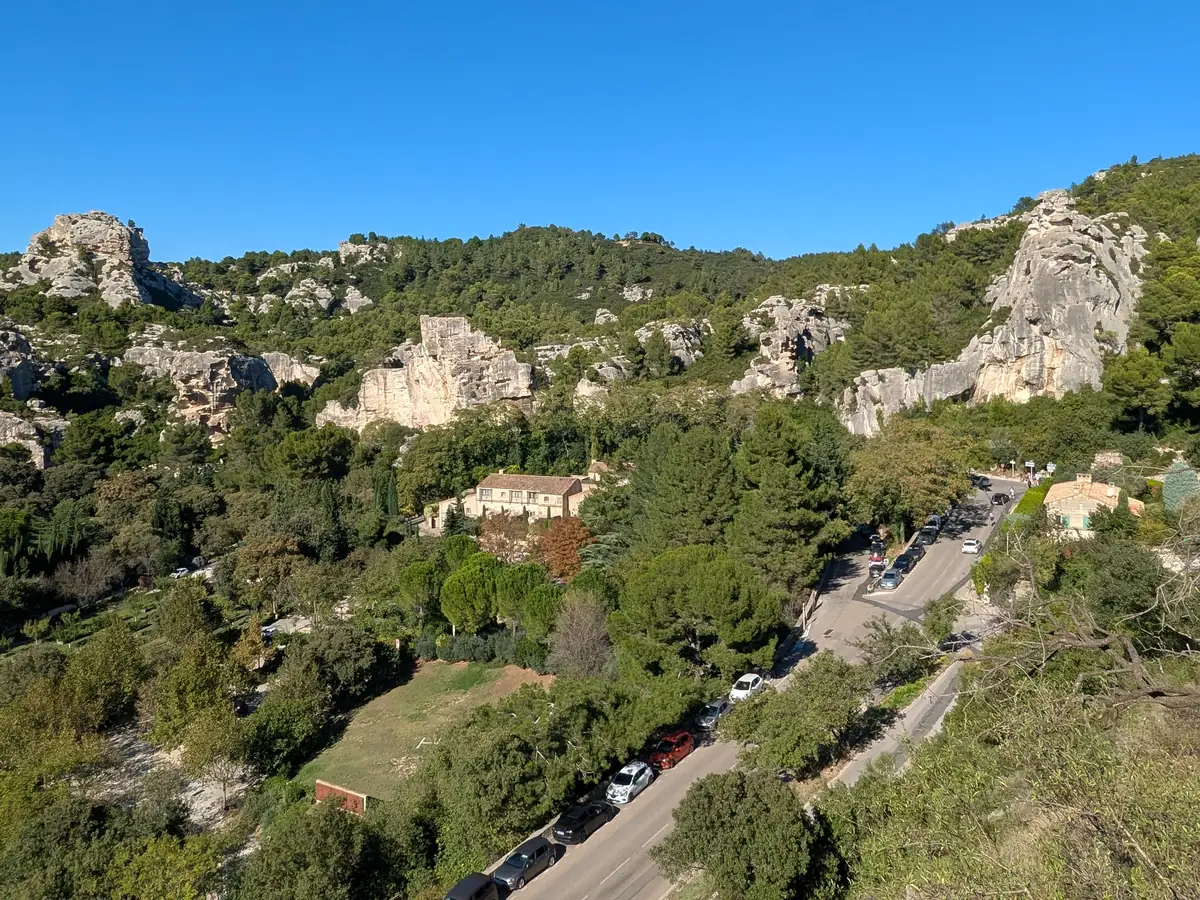 Die Kalksteinfelsen des Val d’Enfer, vom Dorf Les Baux-de-Provence aus gesehen