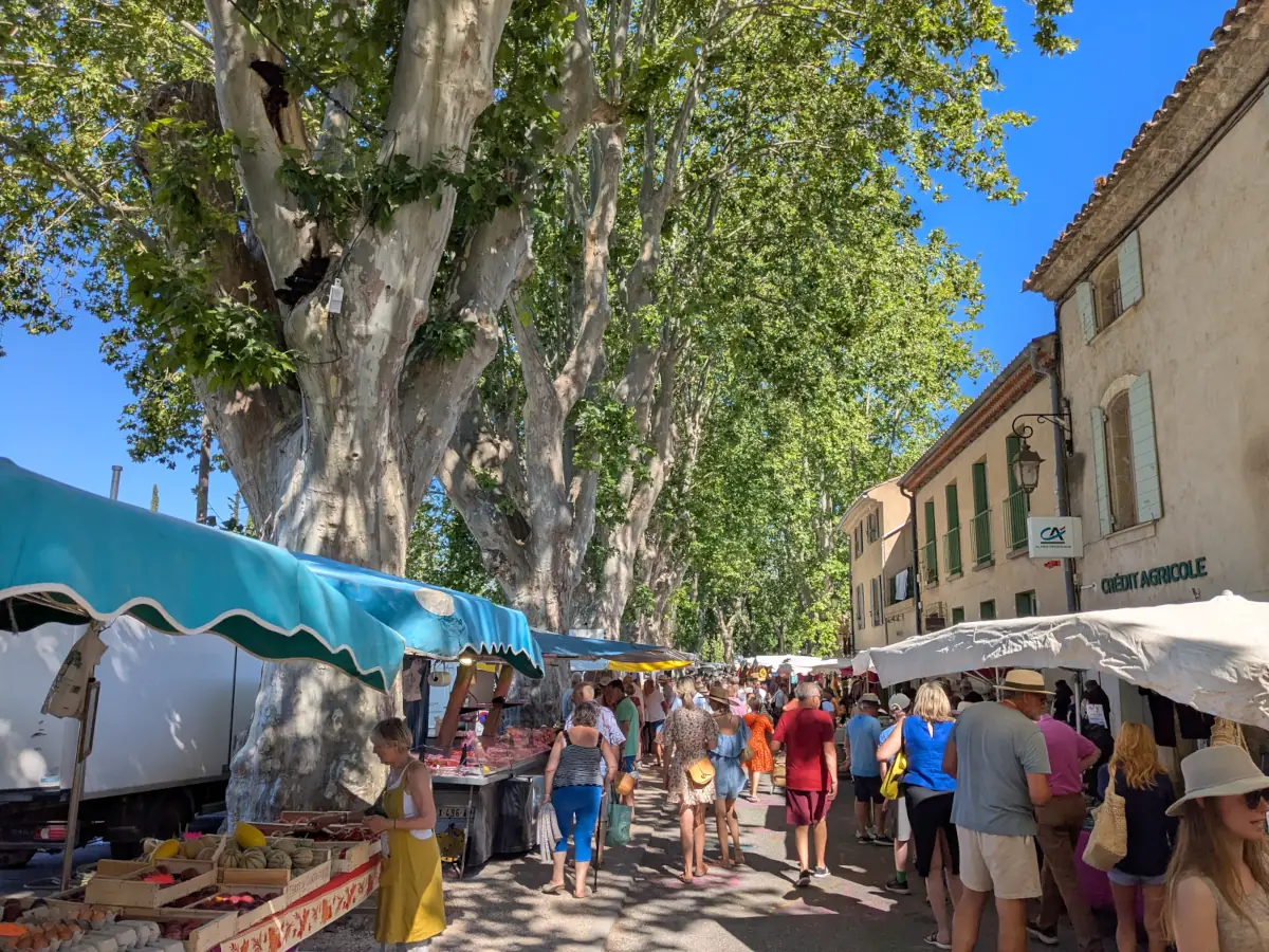 Marché de Lourmarin dans les rues du village