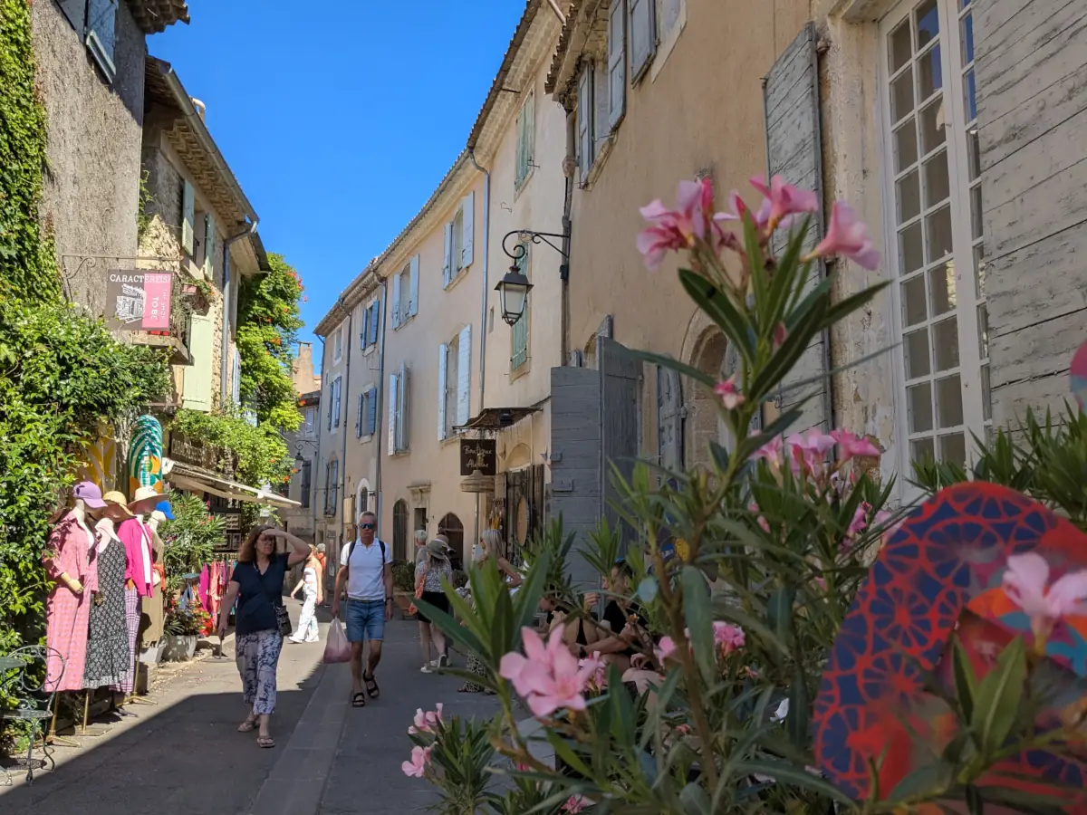 Rue de Lourmarin dans le sud Luberon