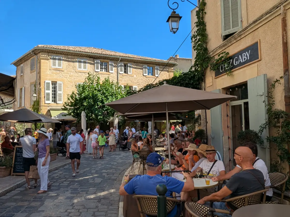 Terrasse de café à Lourmarin un jour de marché