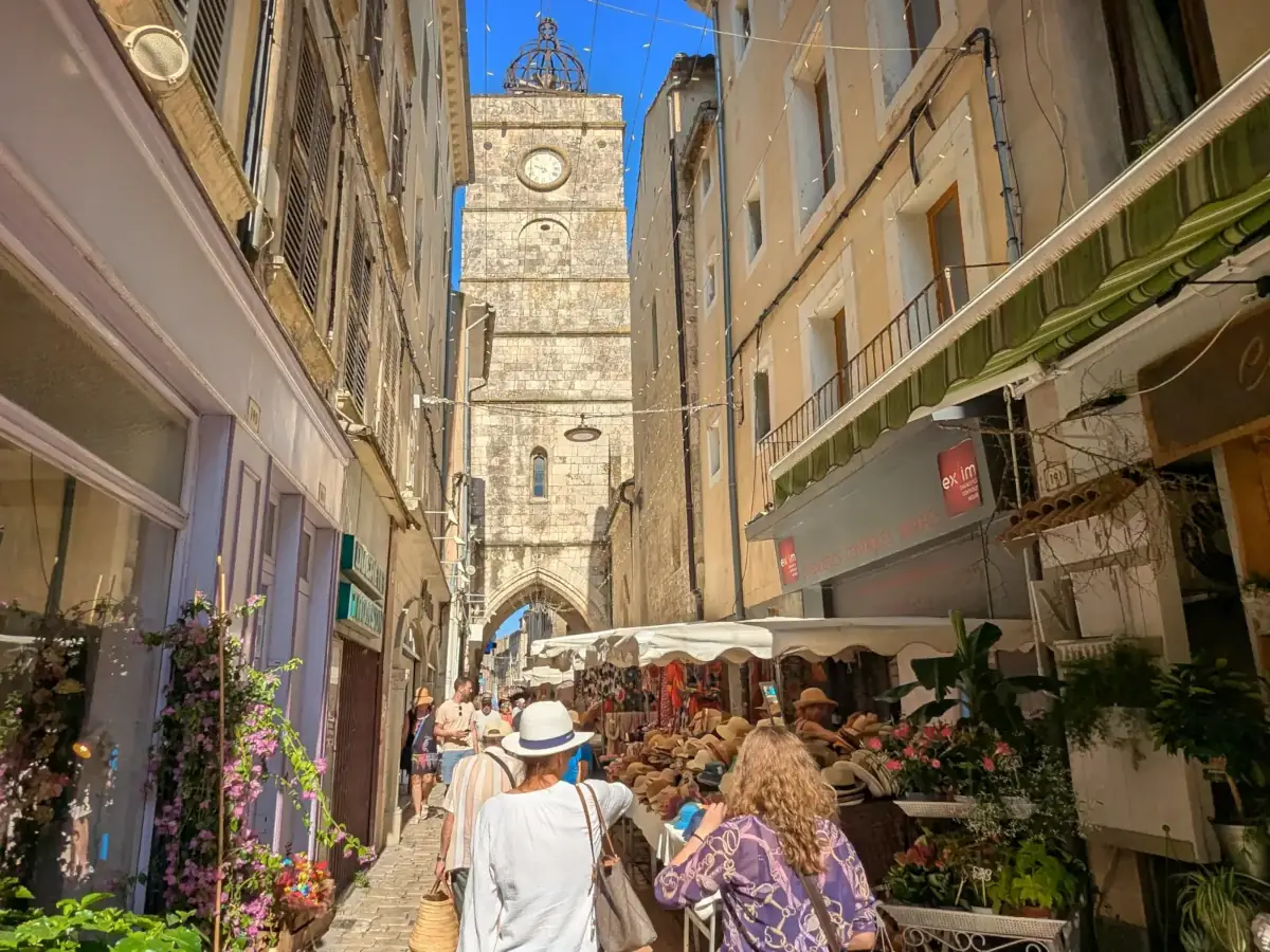 Le marché d'Apt dans les rues du centre ancien
