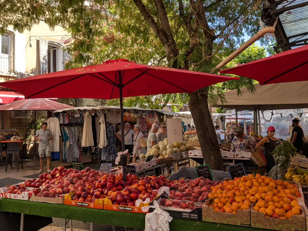 Fruits d'été sur les étals du marché d'Apt