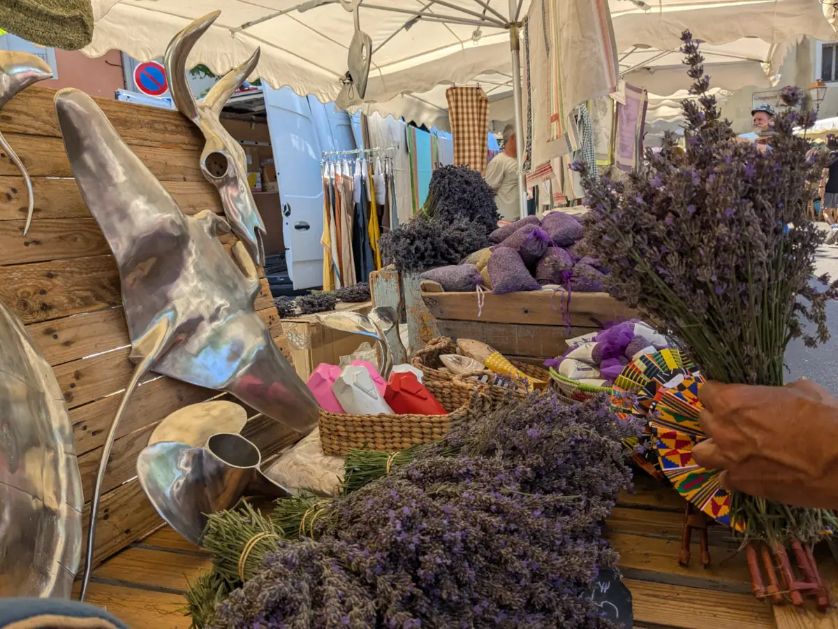 Lavande et artisanat sur un étal du marché d'Apt