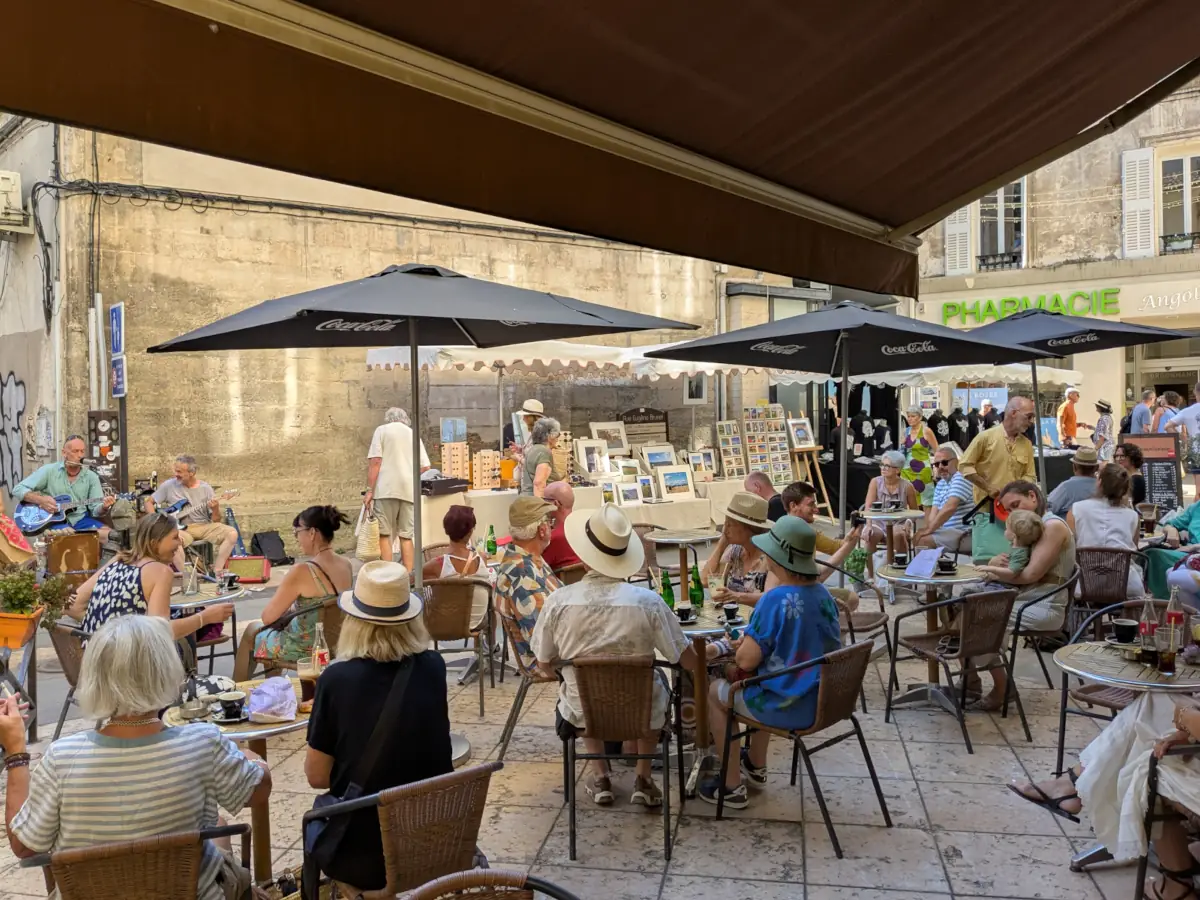 Terrasses animées pendant le marché d'Apt