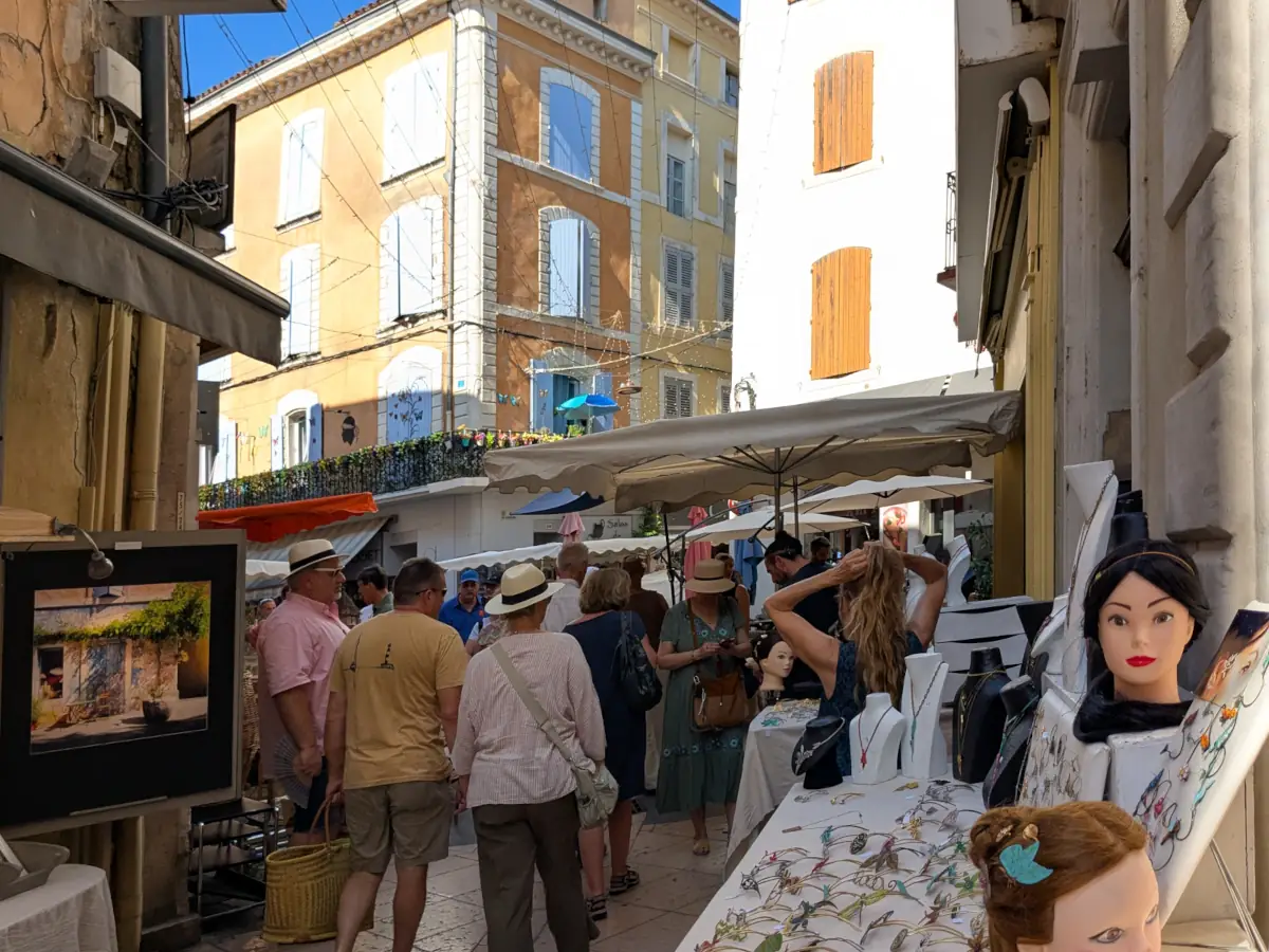 Ruelle du marché d'Apt dans le centre ancien