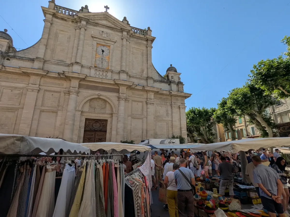 Fassade der Stiftskirche Notre-Dame-des-Anges über den Marktständen
