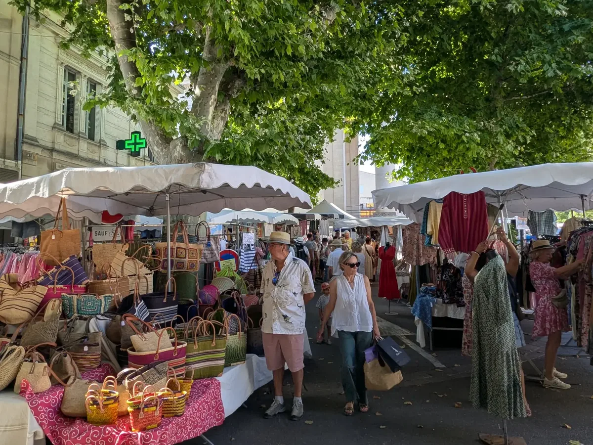 Körbe und Kleidung in einer Marktgasse von Saint-Rémy