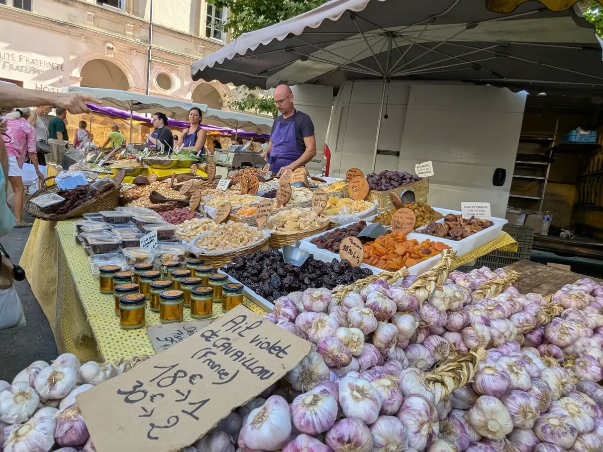 Violetter Knoblauch, Trockenfrüchte und Gewürze auf dem Markt von Saint-Rémy