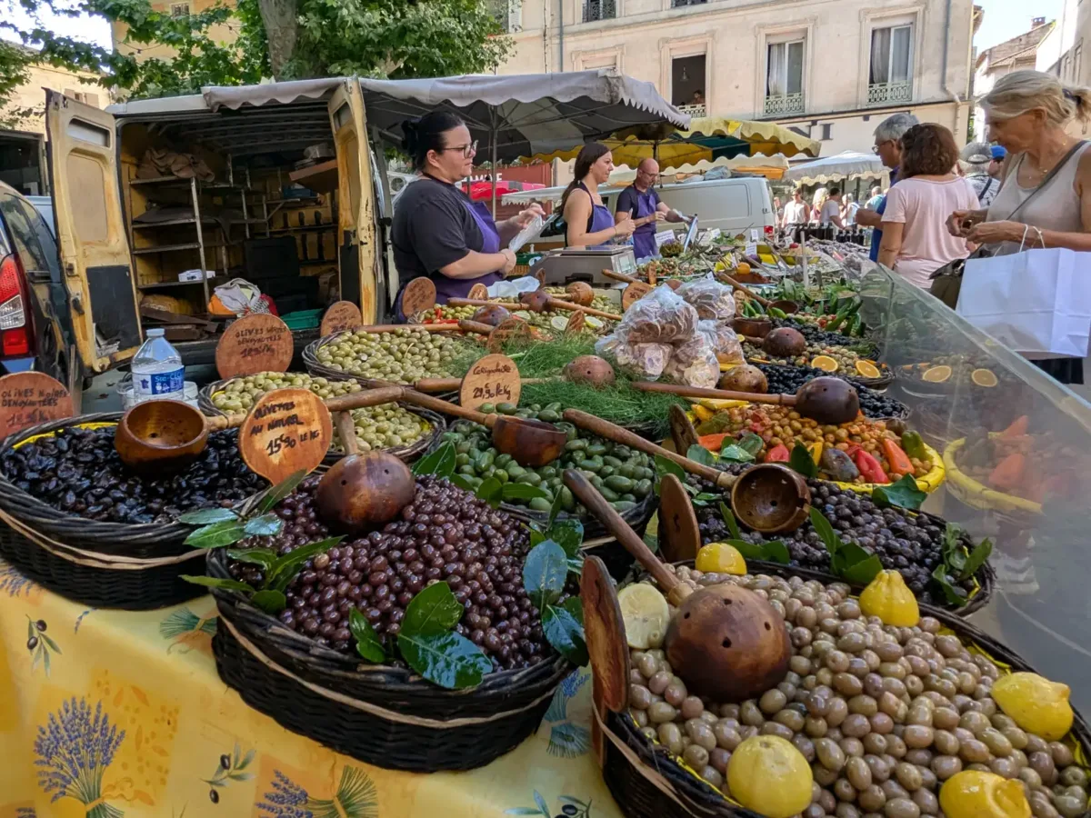 Oliven in Körben auf dem Markt von Saint-Rémy
