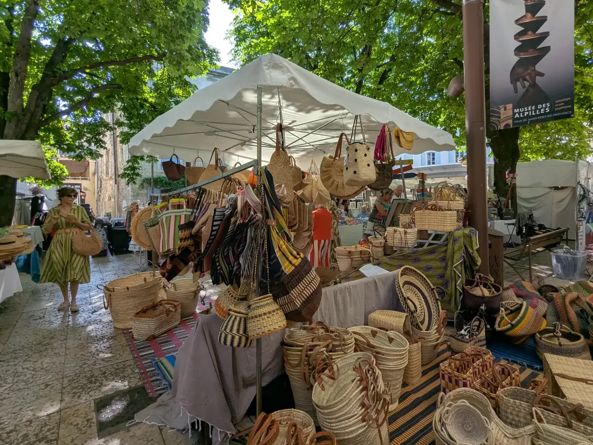 Korbwaren auf dem Place Favier beim Musée des Alpilles