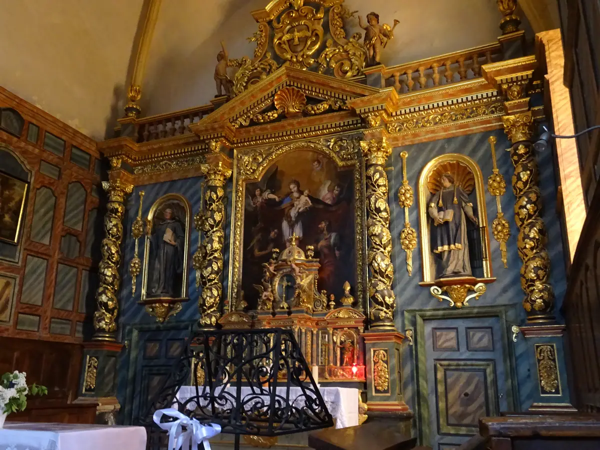 Retable de l’église Notre-Dame de Montbrun-les-Bains avec colonnes torsadées, sculptures et dorures