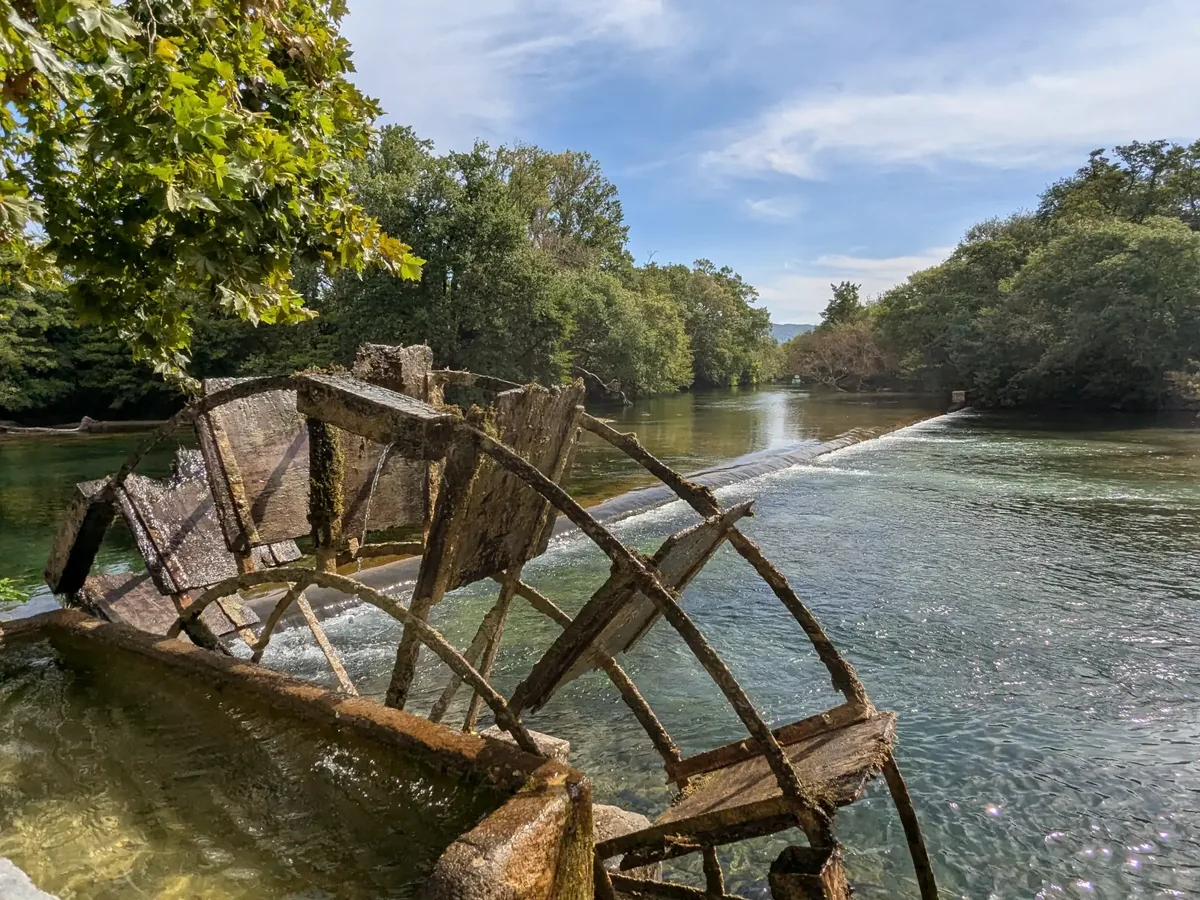 Das kleine Schaufelrad vor dem Wehr des Arms von Entraigues, am Partage des Eaux in L’Isle-sur-la-Sorgue