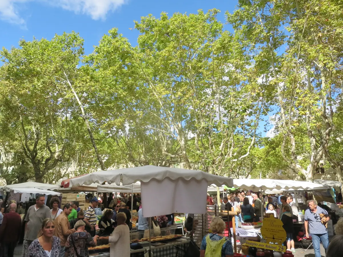 Marché sur la Place aux herbes à Uzès