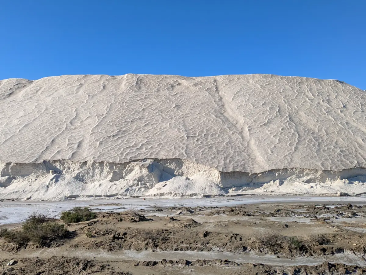 Großer weißer Salzberg in den Salinen von Salin-de-Giraud &copy; VF
