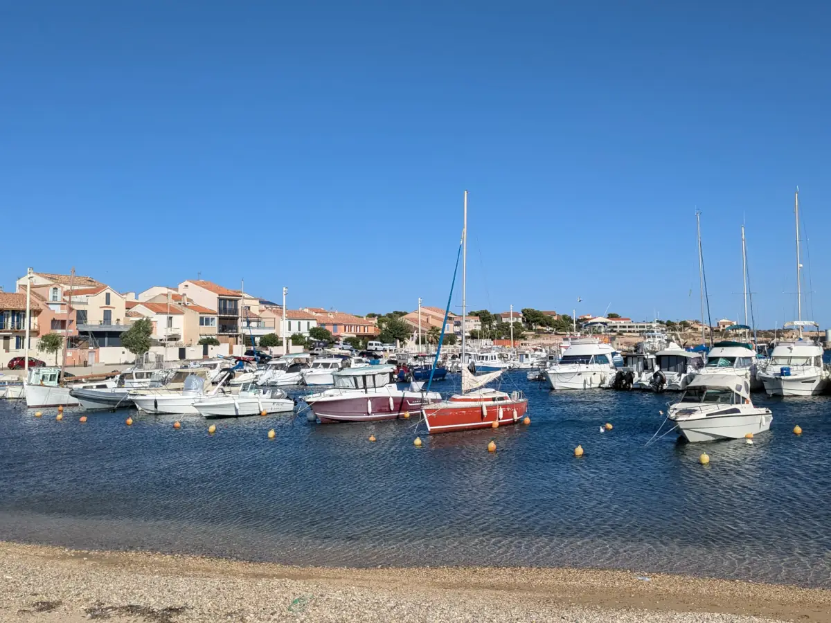 Barques amarrées dans le port de Carro devant les maisons du village &copy; VF