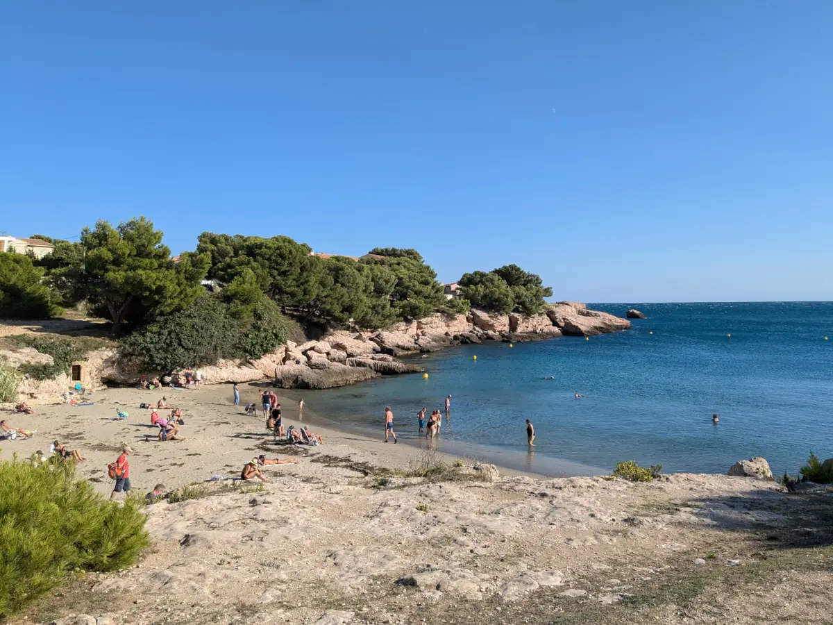Petite plage de Carro bordée de pins et de rochers &copy; VF