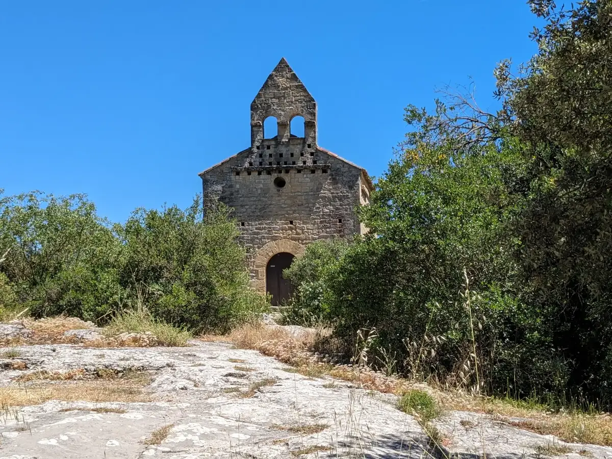 Façade et clocher à deux baies de la chapelle Sainte-Madeleine