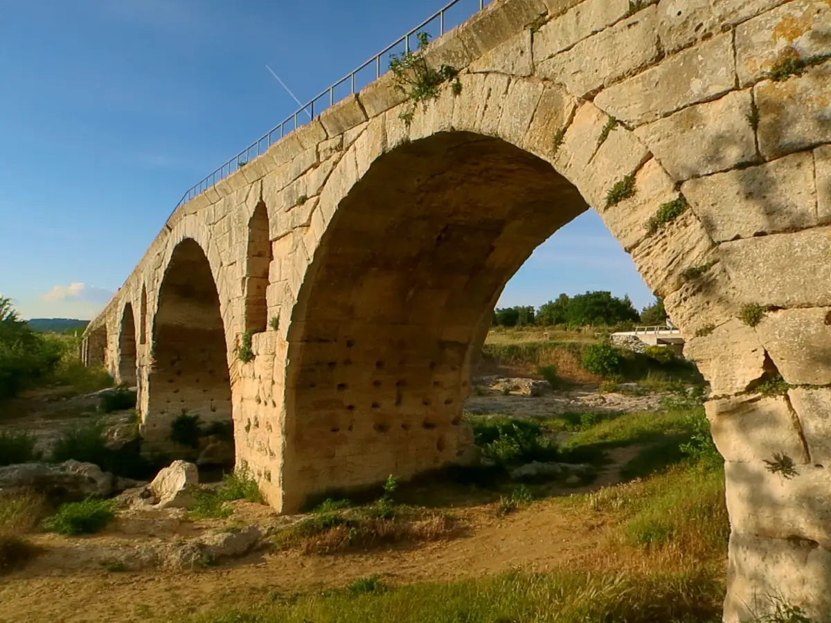 Le Pont Julien à Bonnieux