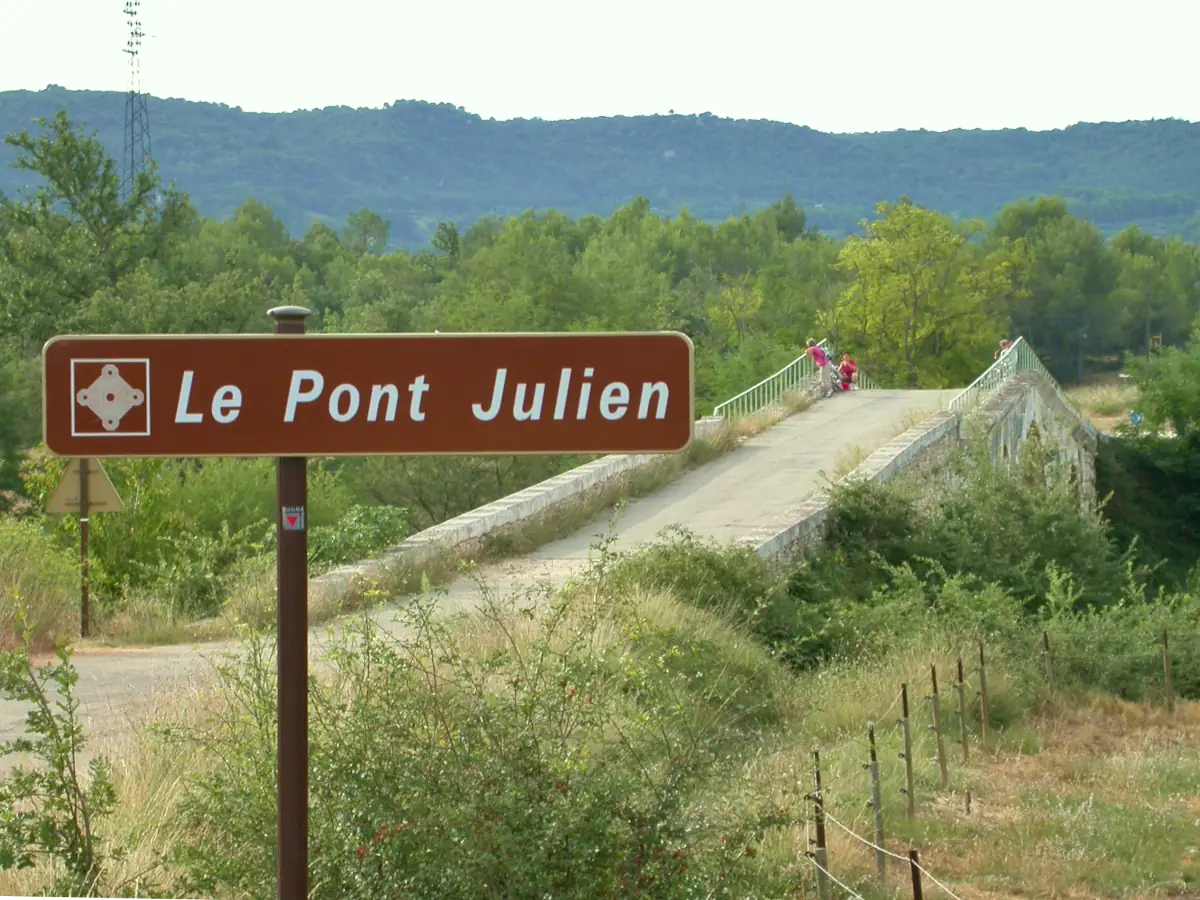 Le Pont Julien à Bonnieux