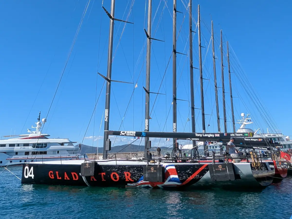 Bateaux de régate dans le port de Saint-Tropez © VF