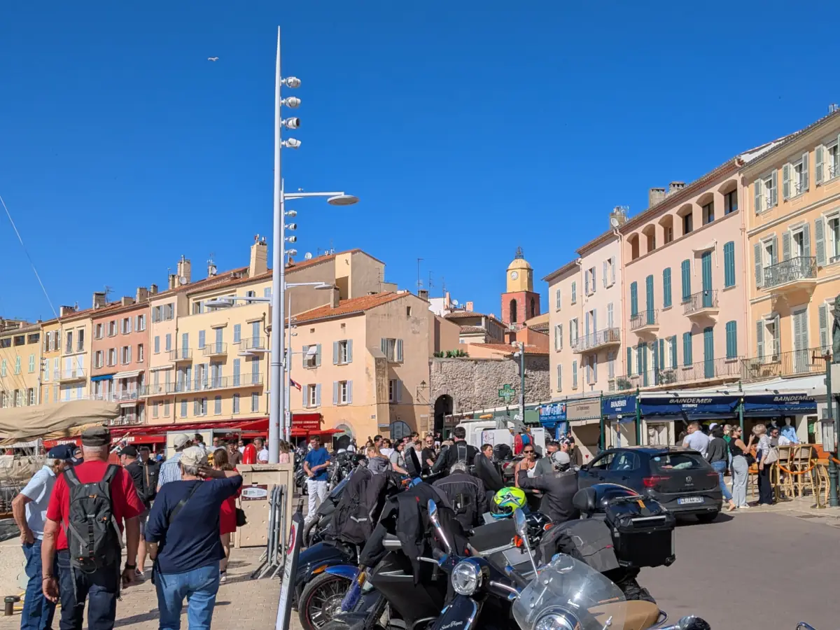 Sur les quais du port de Saint-Tropez © VF