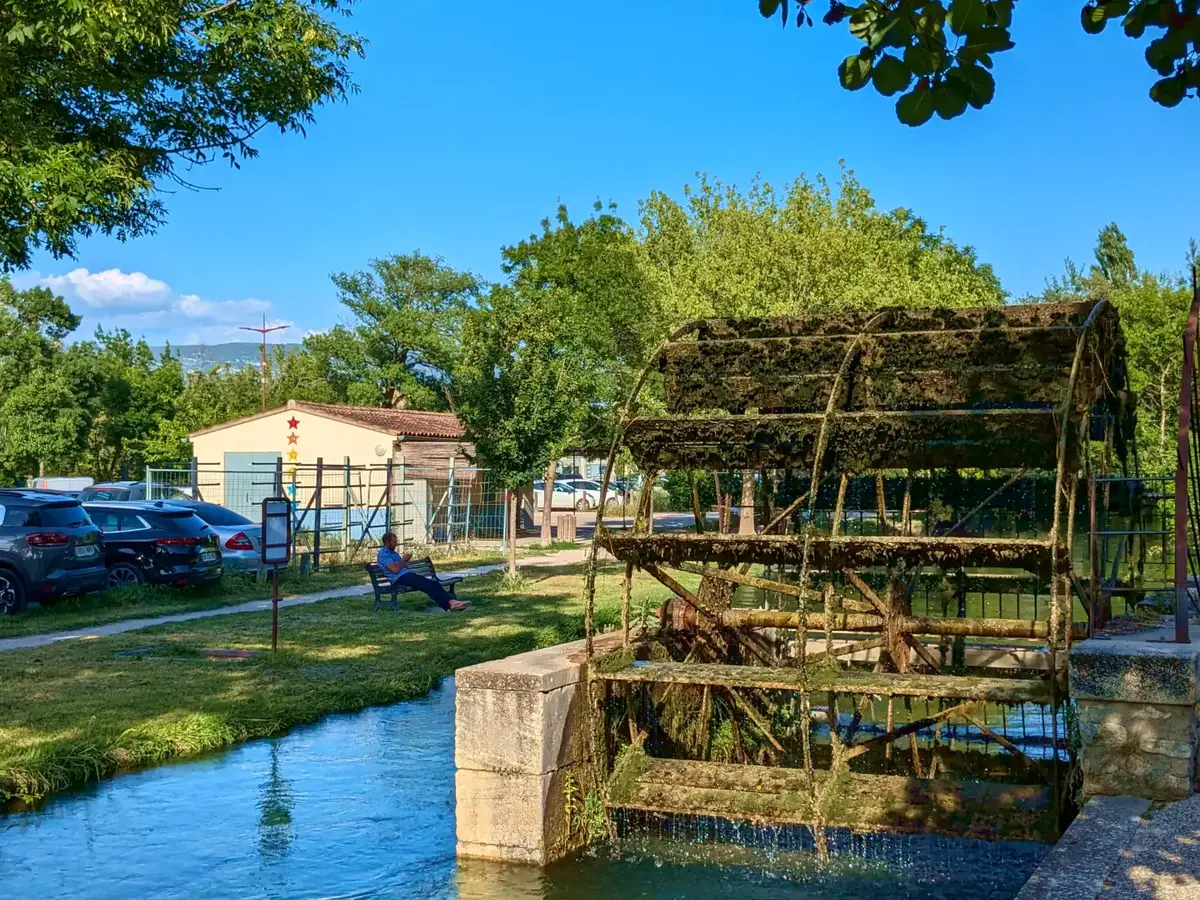 Roue à aube de l'Isle-sur-la-Sorgue