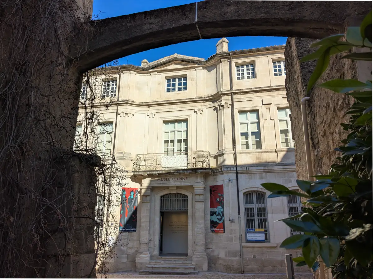 Die Fassade des Musée Estrine durch einen steinernen Durchgang gesehen