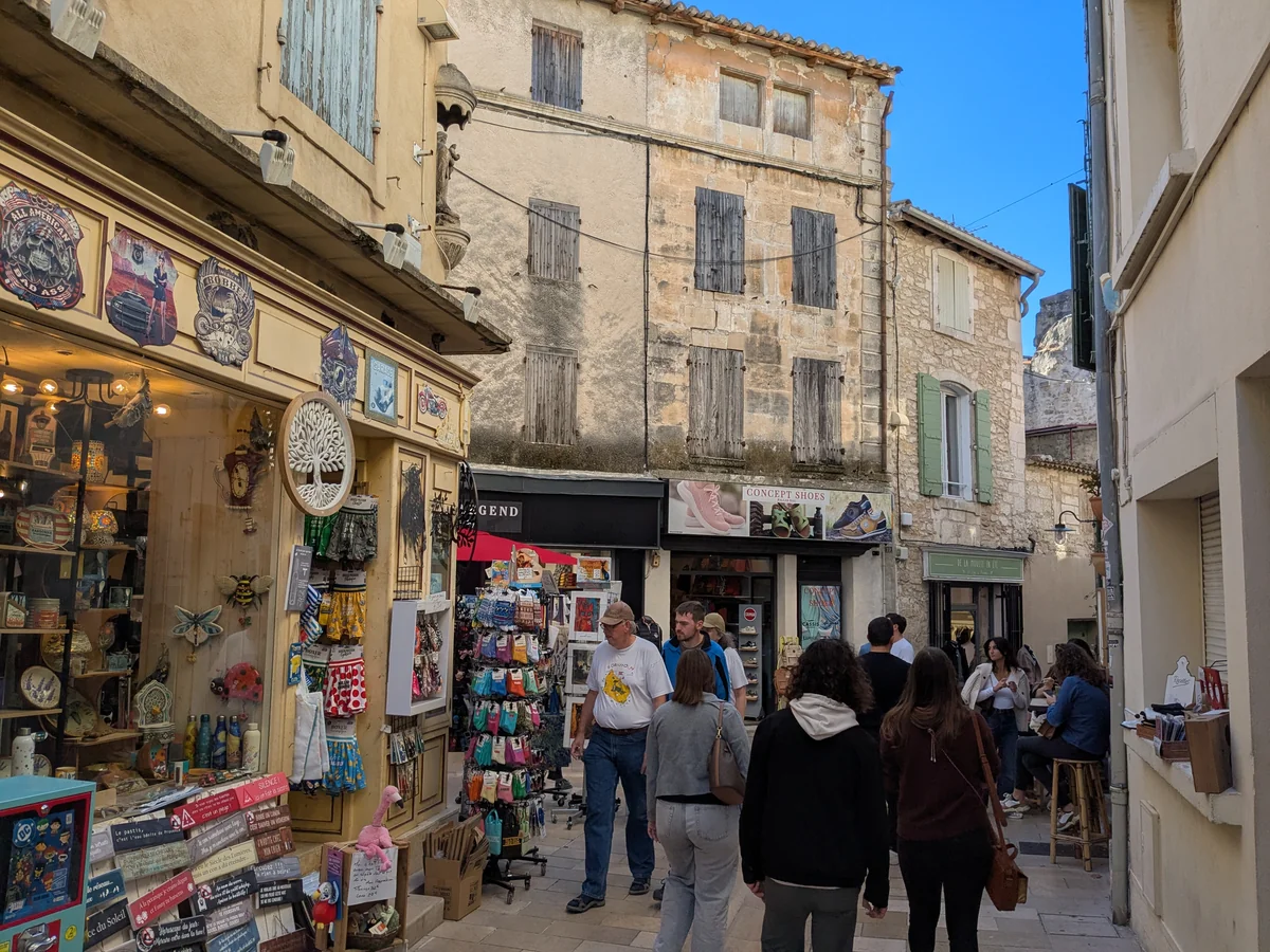 Schaufenster und Fassaden an der Kreuzung der Rue Carnot und der Rue du Château