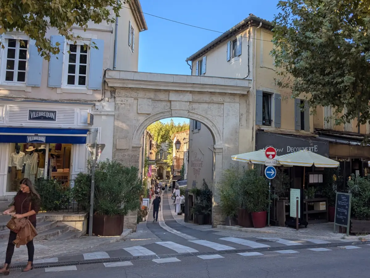 Die Porte Saint-Paul am Ende der Rue de la Commune, vom Boulevard aus gesehen