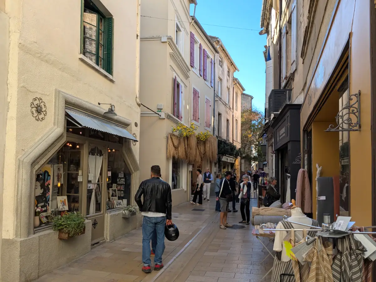 Geschäfte und Schaufenster in der Rue Carnot in der Altstadt von Saint-Rémy-de-Provence