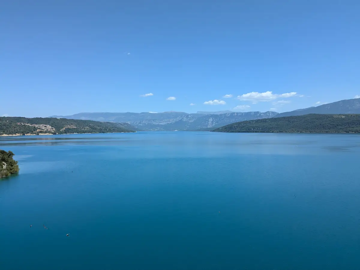 Lac de Sainte-Croix vu depuis le barrage, avec le village de Sainte-Croix-sur-Verdon sur la rive à gauche