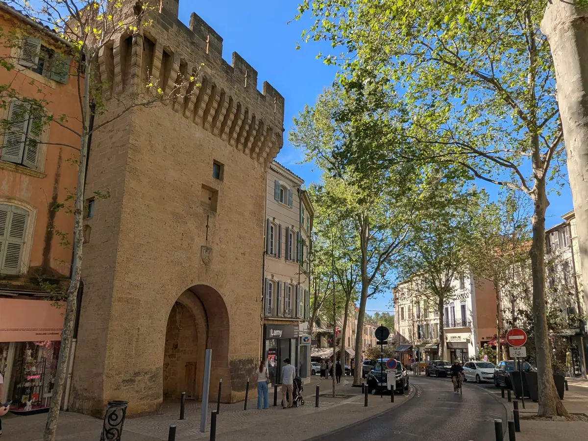 Porte médiévale du Bourg neuf - cours Victor Hugo à Salon de Provence &copy; VF