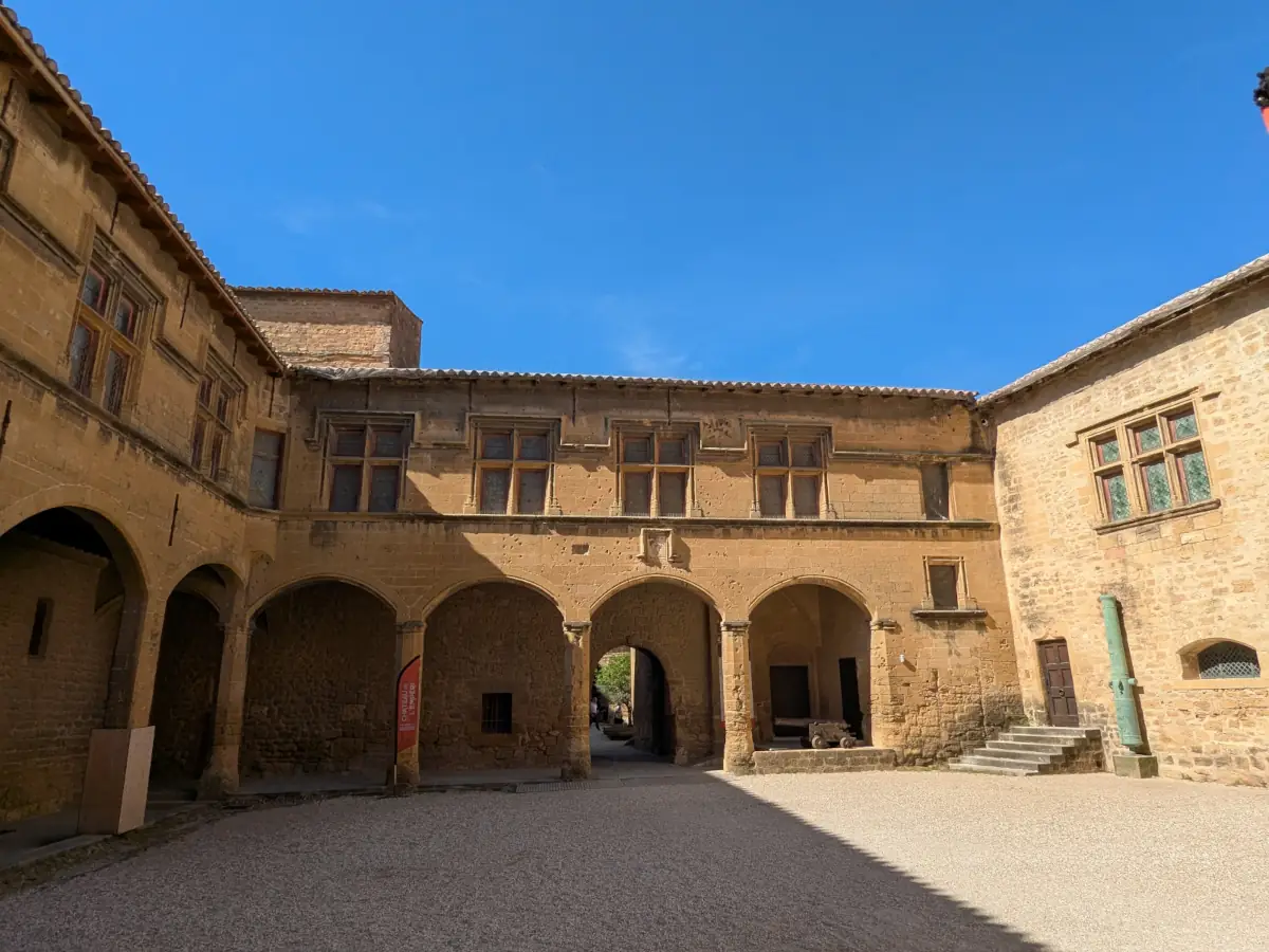 Cour intérieure du château de l'Emperi à Salon-de-Provence &copy; VF
