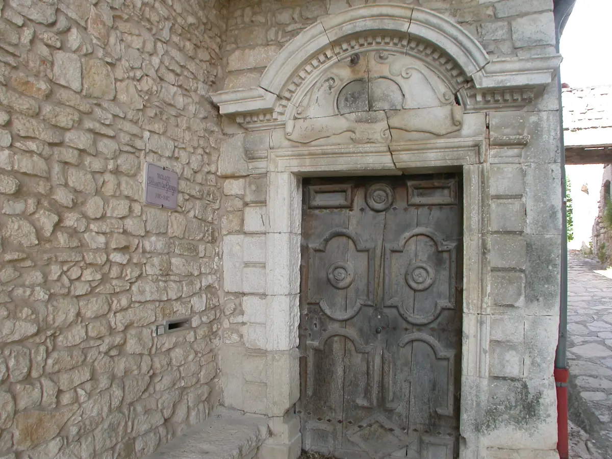 Porte en bois et encadrement sculpté de la maison Pélissier des Granges à Simiane