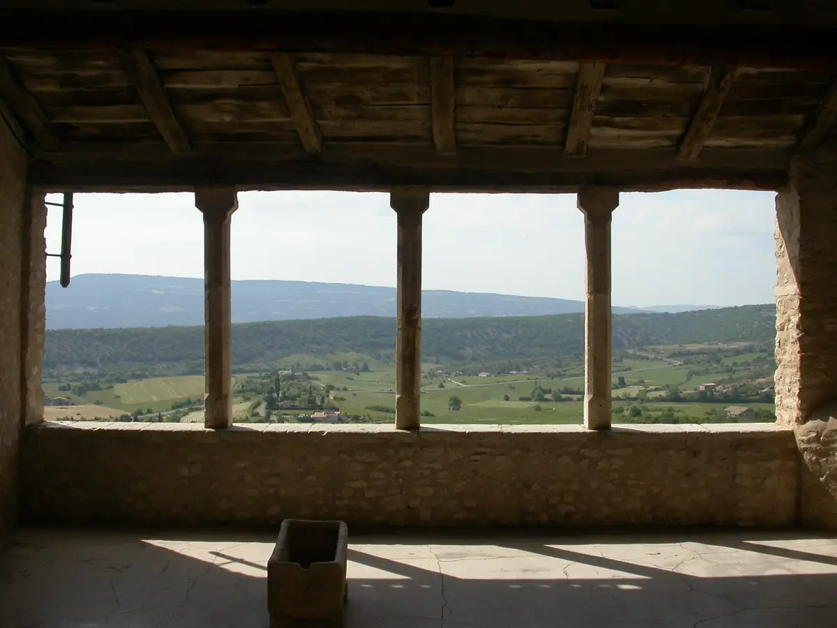Colonnes de la halle couverte de Simiane-la-Rotonde ouvertes sur la plaine