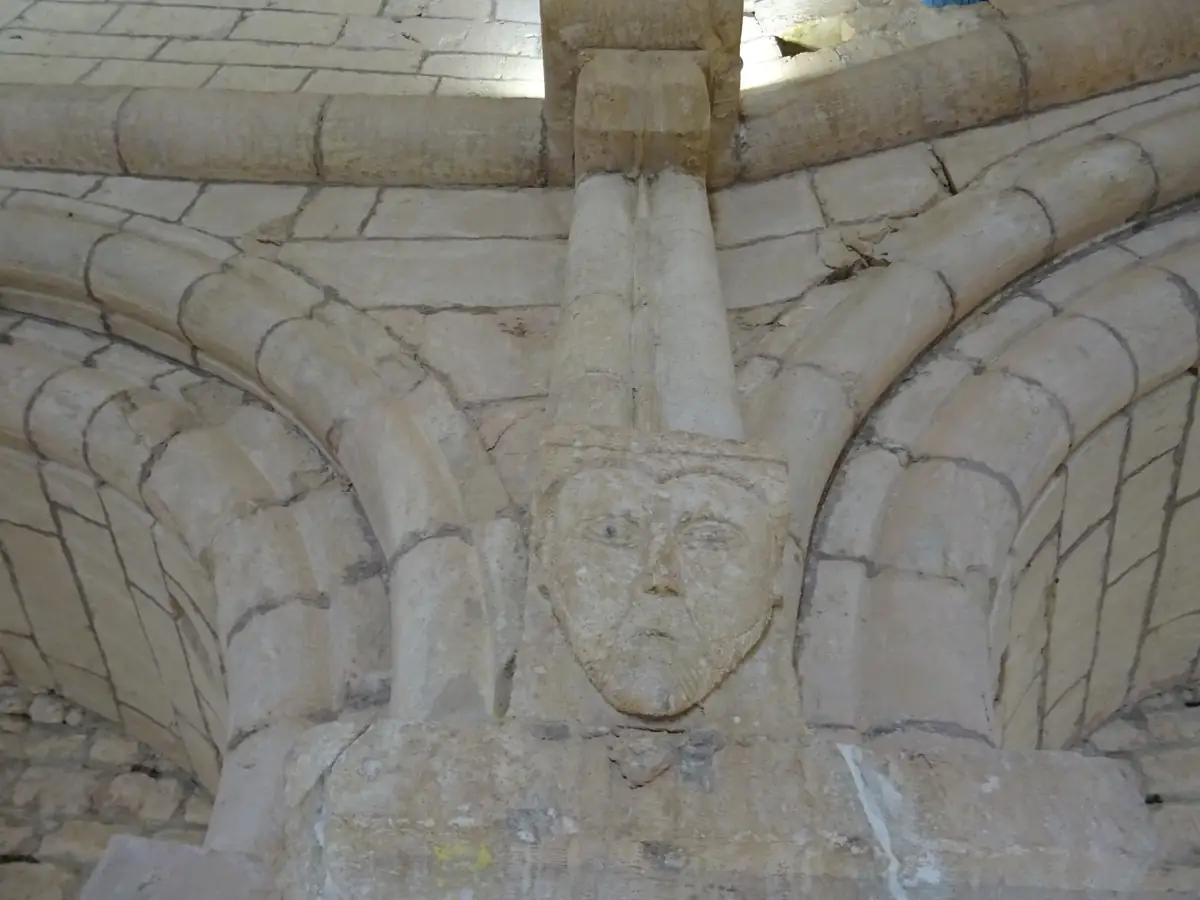 Visage sculpté entre les arcatures de la Rotonde de Simiane