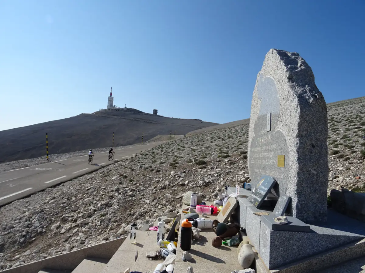 Die Tom-Simpson-Gedenkstele an der Straße zum Mont Ventoux © VF
