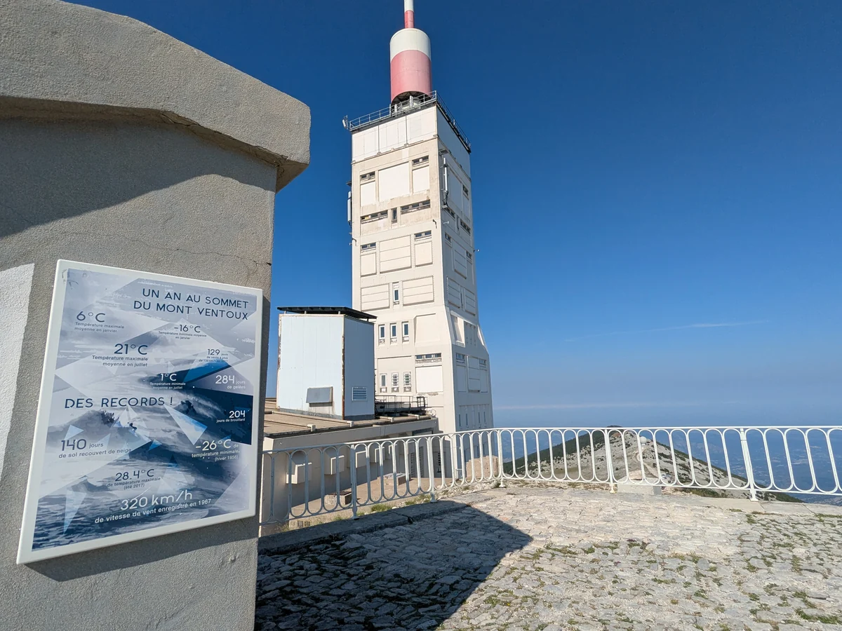 Panneau de données climatiques devant la grande tour du Mont Ventoux