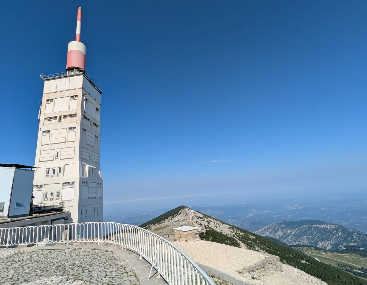 Tour du Mont Ventoux, parvis pavé, garde-corps et cheminement dans le pierrier