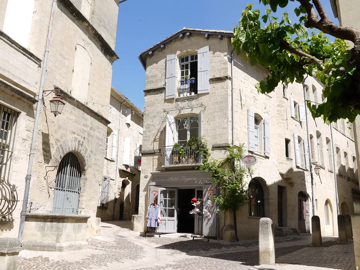 Steinhäuser, Laden und schmaler Durchgang in einer Gasse der Altstadt von Uzès
